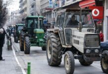 Τέλος τα μπλόκα μετά από 55 ημέρες: «Ευχαριστούμε τον λαό για τη στήριξη» – «Παρέλαση» τρακτέρ στη Λάρισα