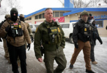 Ένα βήμα πίσω από τον Τραμπ στη Μινεάπολη: Αποσύρει τον «σκληρό» Μποβίνο