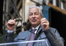 Αγωγή-μαμούθ του Τραμπ κατά της JP Morgan: Ζητά 5 δισ. γιατί του έκλεισαν τους λογαριασμούς