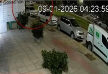 Βίντεο από το τροχαίο στη Νέα Σμύρνη – Η στιγμή που το αυτοκίνητο «καρφώθηκε» σε κολόνα στις γραμμές του τραμ