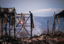 Νέες εικόνες από το κουφάρι του εργοστασίου της Βιολάντα – Ρίψεις νερού για τρίτη ημέρα