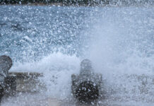 Κακοκαιρία: Έφτασαν τα 111 χλμ/ώρα οι ριπές ανέμου στην Κάρυστο