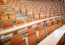 Χωρίς συμβάσεις και ένσημα οι εκπαιδευτές των δημόσιων ΙΕΚ: Εργάζονται μήνες απλήρωτοι