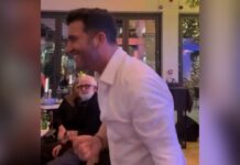 Σπάνια δημόσια εμφάνιση του Πέτρου Φιλιππίδη στα γενέθλια του Μάνου Ιωάννου