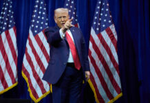 Ο Τραμπ τα βάζει με ΜΜΕ και δημοσκοπήσεις