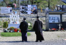 Τέμπη: Τρισάγιο για τα 57 θύματα στο σημείο της τραγωδίας