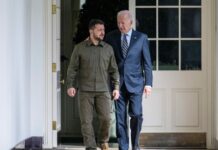 «Μην κινδυνολογείτε»: Γιατί ο Ζελένσκι δεν πίστευε ότι η Ρωσία θα έκανε εισβολή