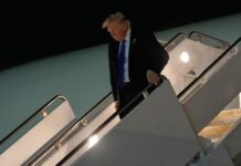 Ο Τραμπ εξήγησε γιατί δυσκολεύεται να κατέβει από το Air Force One – Ο Μπάιντεν και το κύρος των ΗΠΑ