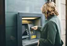 Εγκύκλιος Πιερρακάκη κλείνει το δρόμο σε νέες «πανουργίες» των τραπεζών με τις προμήθειες