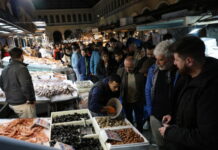 Σαρακοστιανό τραπέζι με… αναμονή: Ουρές για λαγάνα και χαλβά σε φούρνους της Αθήνας – Ανοιχτή η Βαρβάκειος