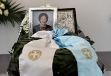 Το τελευταίο αντίο στην Άννα Ψαρούδα-Μπενάκη στο Α΄ Νεκροταφείο