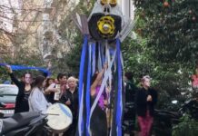 Εξάρχεια: Έκαψαν τον Καρνάβαλο – Μετροπόνικα και απελευθέρωσαν την πλατεία από τις λαμαρίνες του μετρό