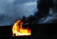 Σπάτα: Κάηκε ολοσχερώς η αποθήκη αθλητικών ειδών – Η φωτιά επεκτάθηκε σε γειτονικό κτήριο