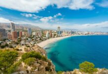 Μπενιντόρμ: Μια ανάσα από τη χρεοκοπία η «Μέκκα» του τουρισμού στην Ισπανία