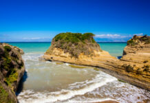 Η θάλασσα «καταπίνει» το Κανάλι της Αγάπης στην Κέρκυρα