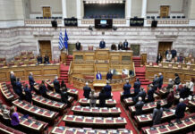Σφοδρή αντιπαράθεση στη Βουλή μία μέρα πριν τη μαύρη επέτειο – 57 νεκροί ζητούν απαντήσεις