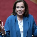 Η «τραγουδίστρια» Ντόρα Μπακογιάννη και η… «λουλουδού» Νίκη Τζαβέλλα